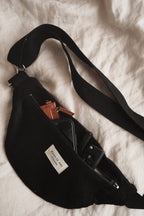 Reusable zipper closure belt bag by Dans Le Sac, showing the compact design and material of the Sac banane product.
