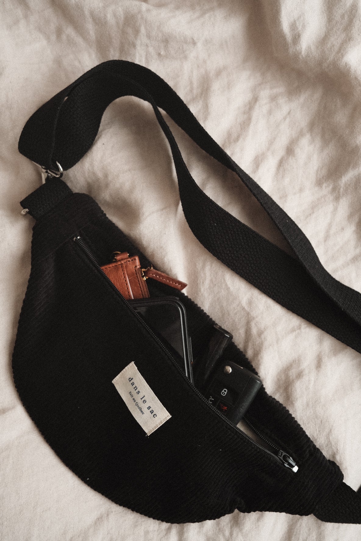 Reusable zipper closure belt bag by Dans Le Sac, showing the compact design and material of the Sac banane product.
