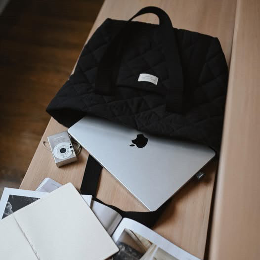 Recyclable quilted tote bag for daily use by Dans Le Sac, featuring a padded, reusable design with sturdy handles.