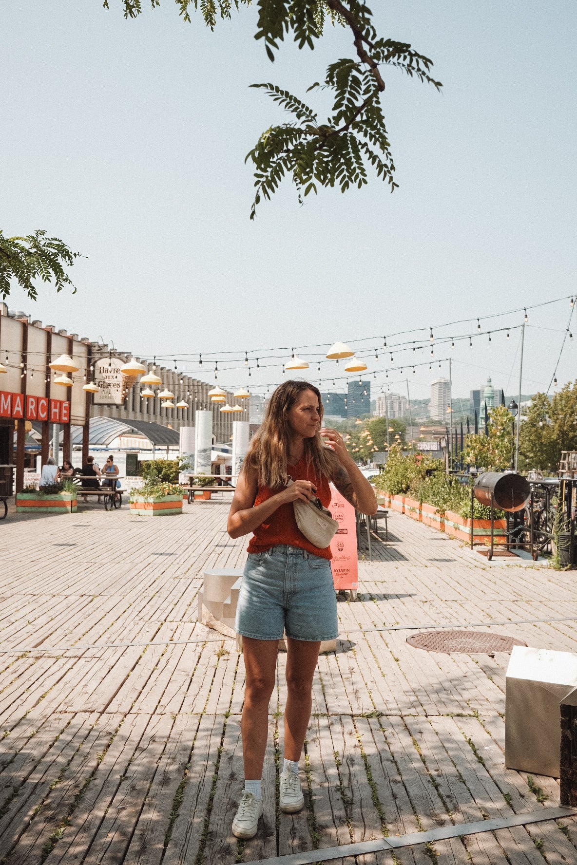 Reusable zipper pouch Sac banane by Dans Le Sac, compact storage bag with secure closure and stylish design.