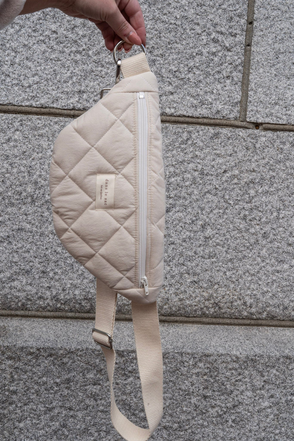 Reusable zippered bag from Dans Le Sac, showing a compact, eco-friendly sac banane with a zipper closure and minimalist design.