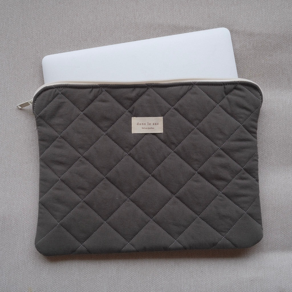 Tissu pochette pour ordinateur de la marque Dans Le Sac, avec fermeture et intérieur rembourré pour protection.