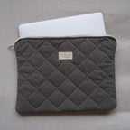 Tissu pochette pour ordinateur de la marque Dans Le Sac, avec fermeture et intérieur rembourré pour protection.