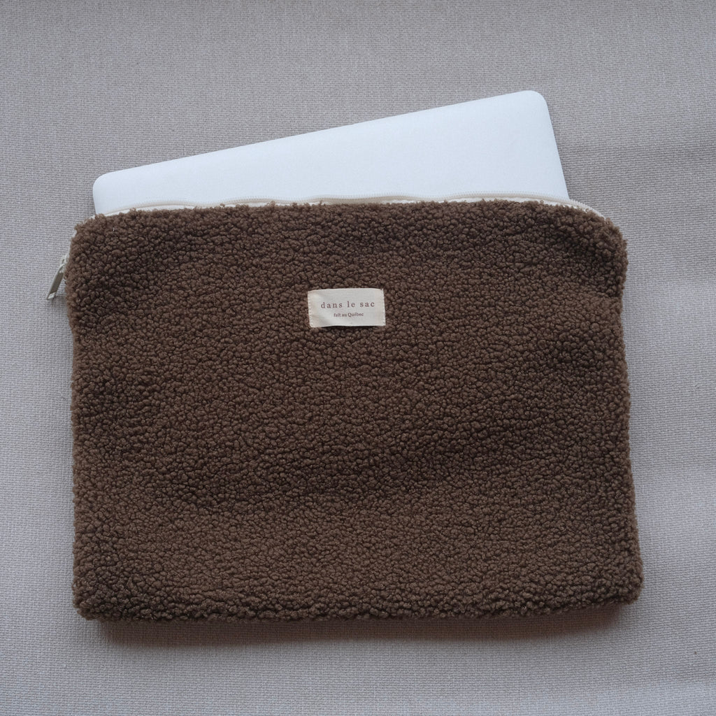 Tissu ordinateur pochette in Dans Le Sac, slim fabric case with zipper for laptops or tablets, featuring a sleek, modern design.