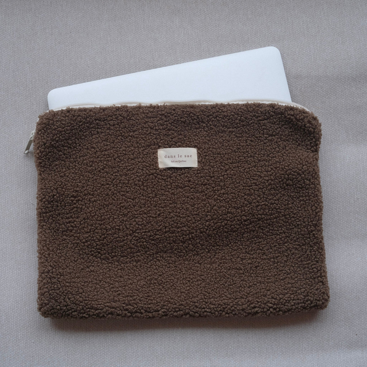 Tissu ordinateur pochette in Dans Le Sac, slim fabric case with zipper for laptops or tablets, featuring a sleek, modern design.