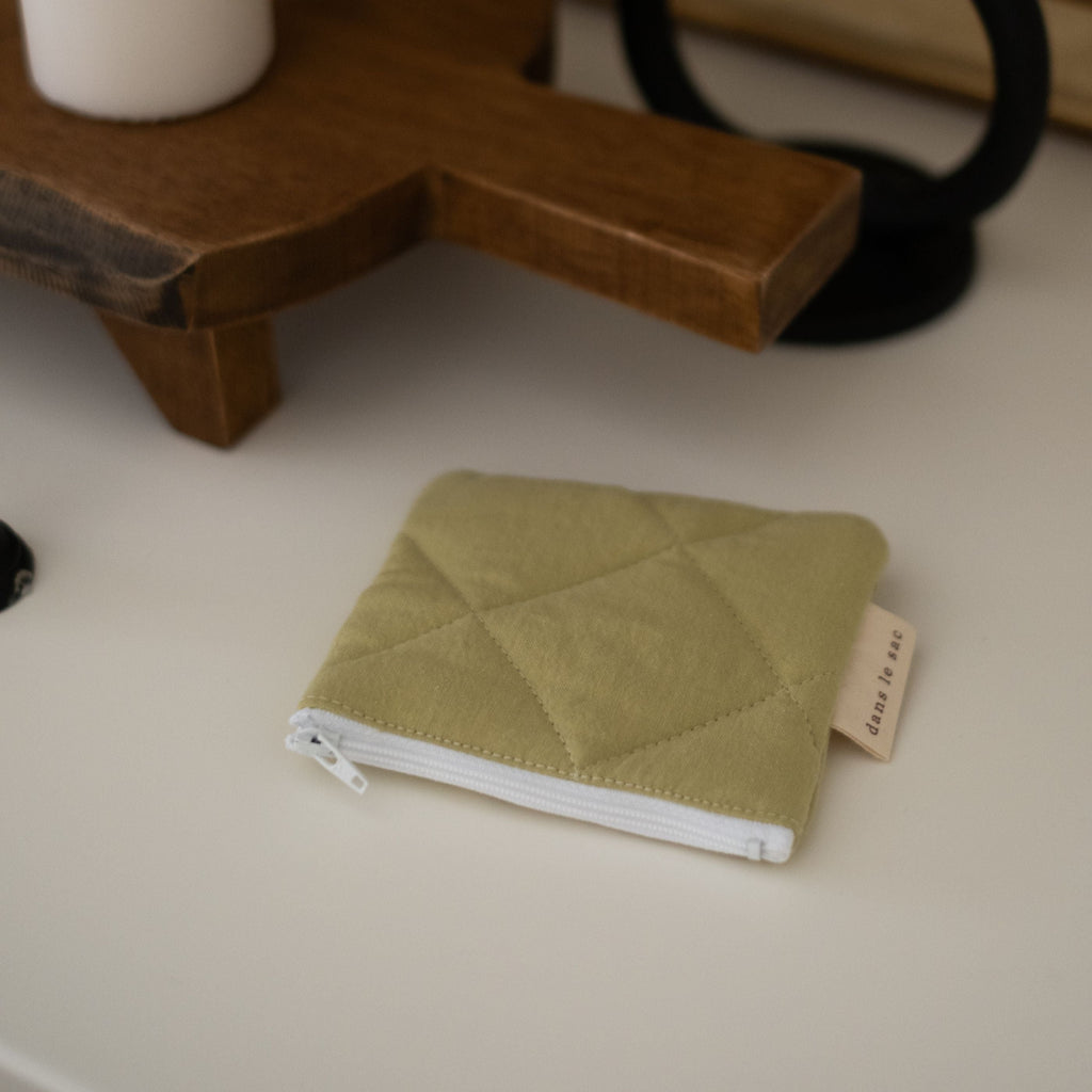 Reutilisable Dans Le Sac matelassé en coton coin purse with quilted design and compact size for everyday use.