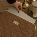Tissu pochette pour ordinateur de la marque Dans Le Sac, avec une fermeture et un design élégant pour protéger votre laptop.
