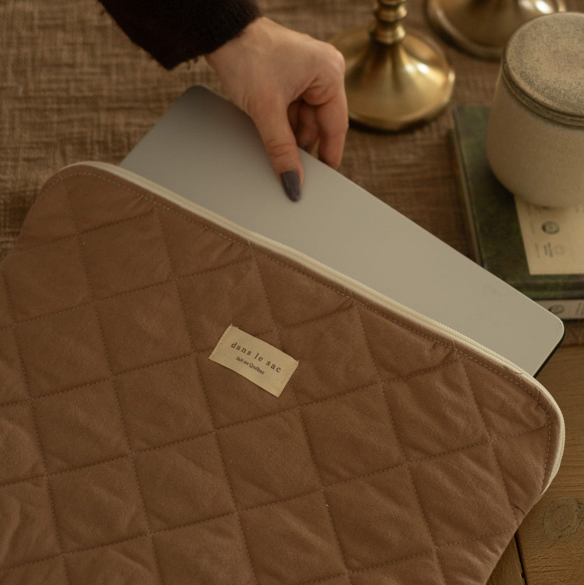 Tissu pochette pour ordinateur de la marque Dans Le Sac, avec une fermeture et un design élégant pour protéger votre laptop.