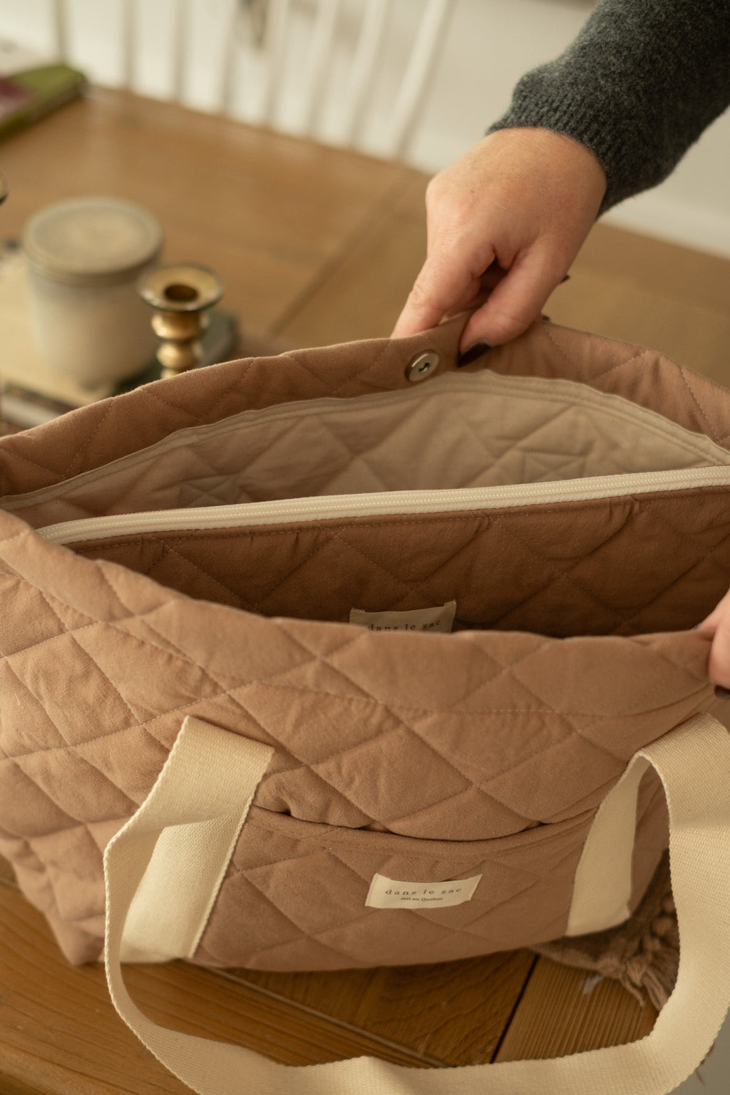 Reutilisable matelassé daily tote bag from Dans Le Sac with padded design and sturdy handles, ideal for everyday use.