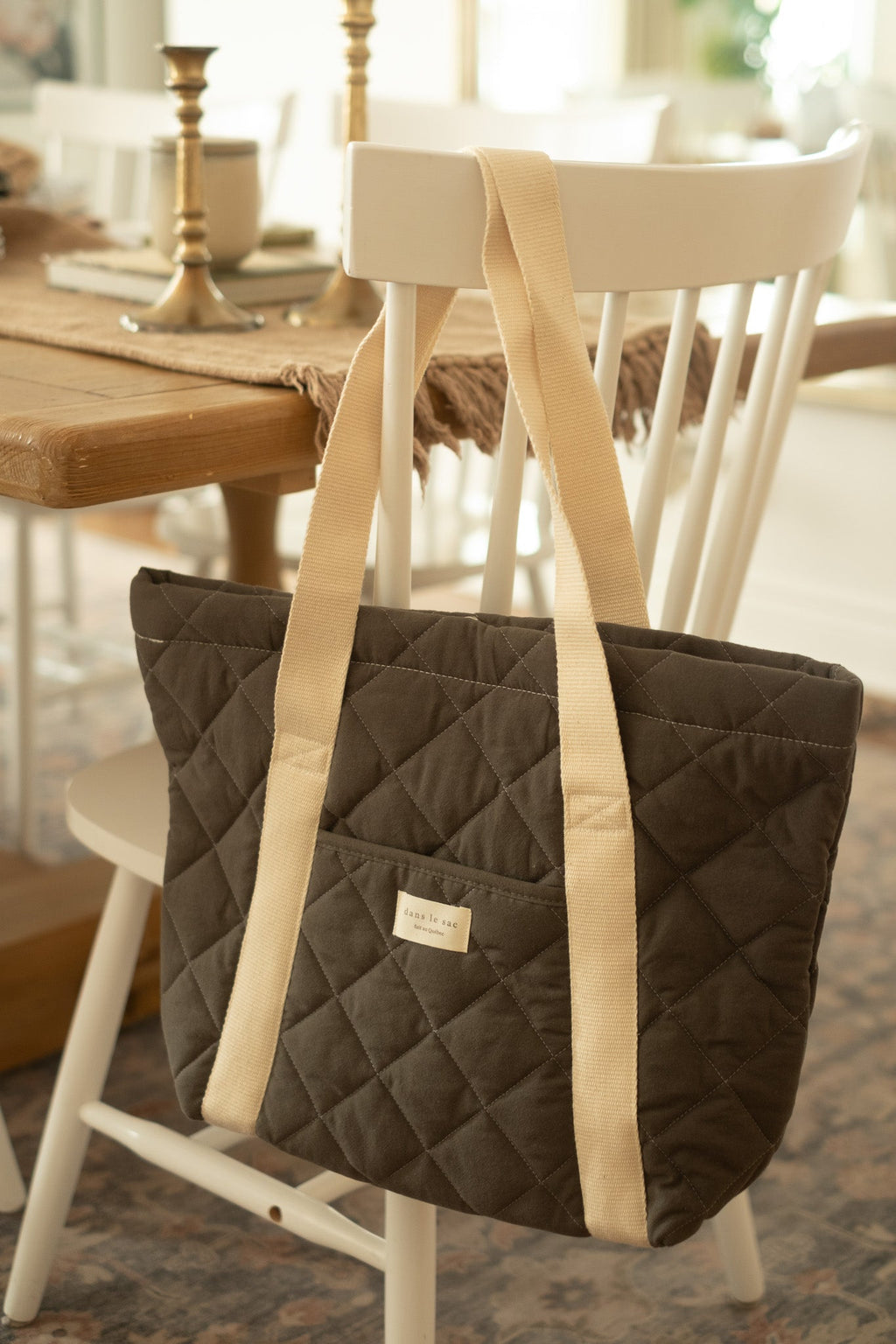 Reutilisable Dans Le Sac quilted tote bag for daily use, showcasing its padded design and spacious interior.