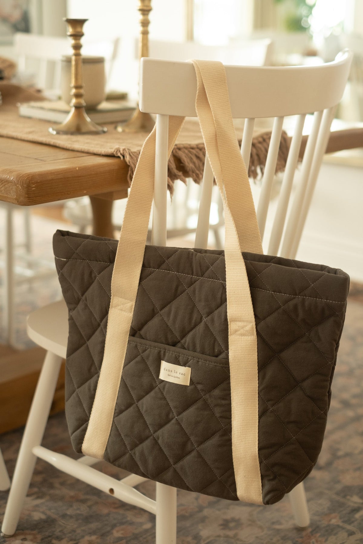 Reutilisable Dans Le Sac quilted tote bag for daily use, showcasing its padded design and spacious interior.