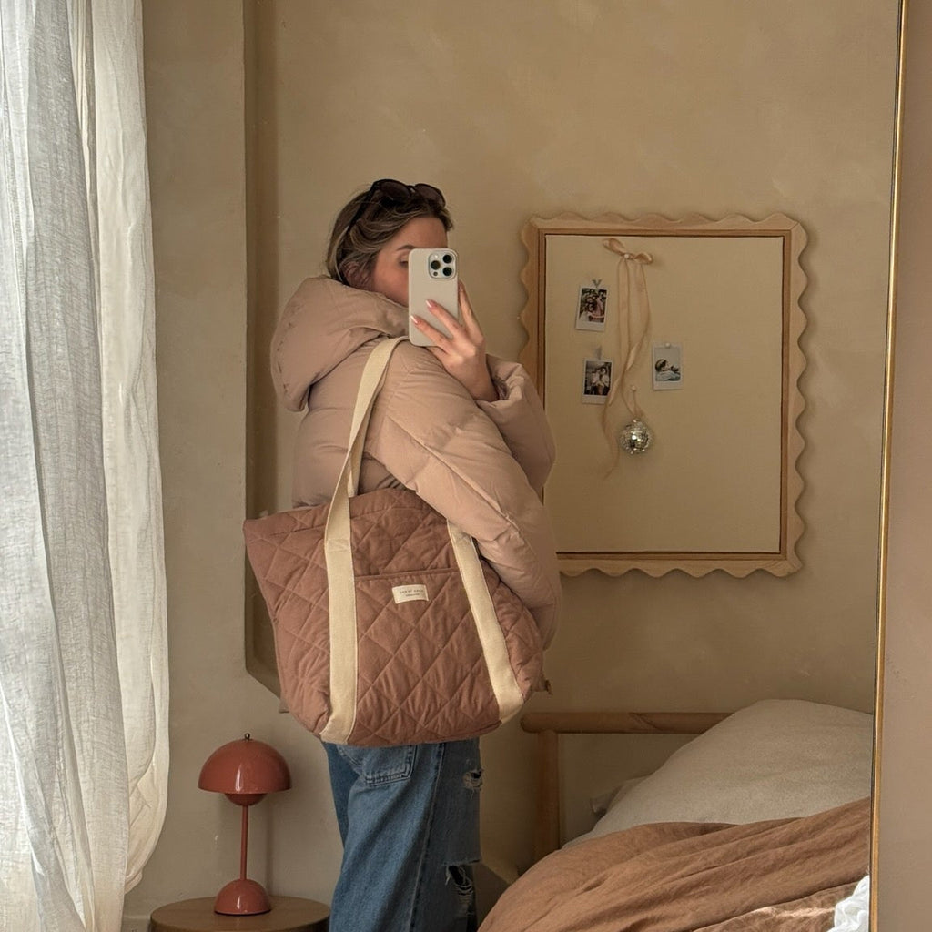 Reversible quilted tote bag by Dans Le Sac with timeless design, made in Quebec, ideal for everyday use.