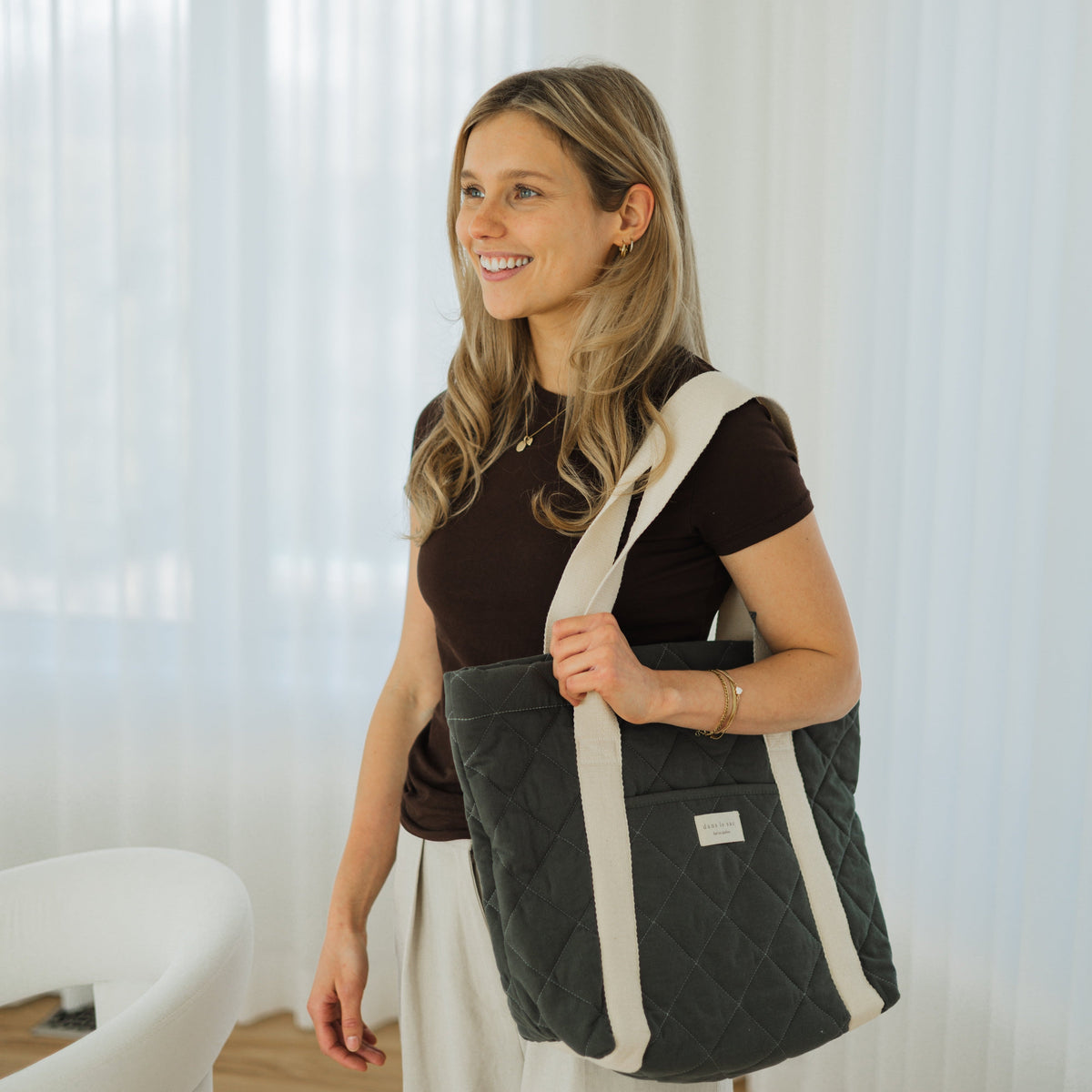 Quilted reusable tote bag by Dans Le Sac with quilted fabric, suitable for daily use, made in Quebec.