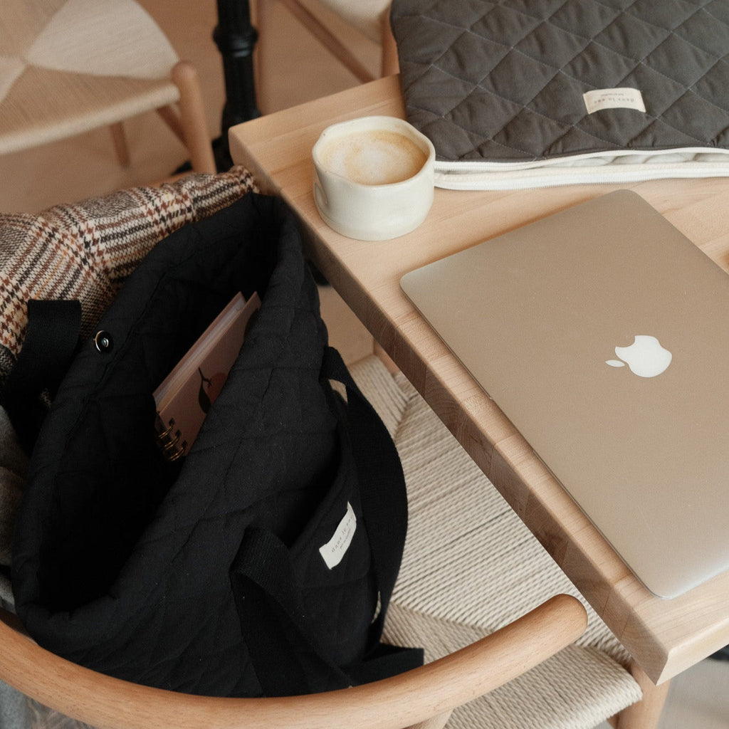 Reutilisable matelassé daily tote bag from Dans Le Sac with padded design, ideal for work and everyday use.