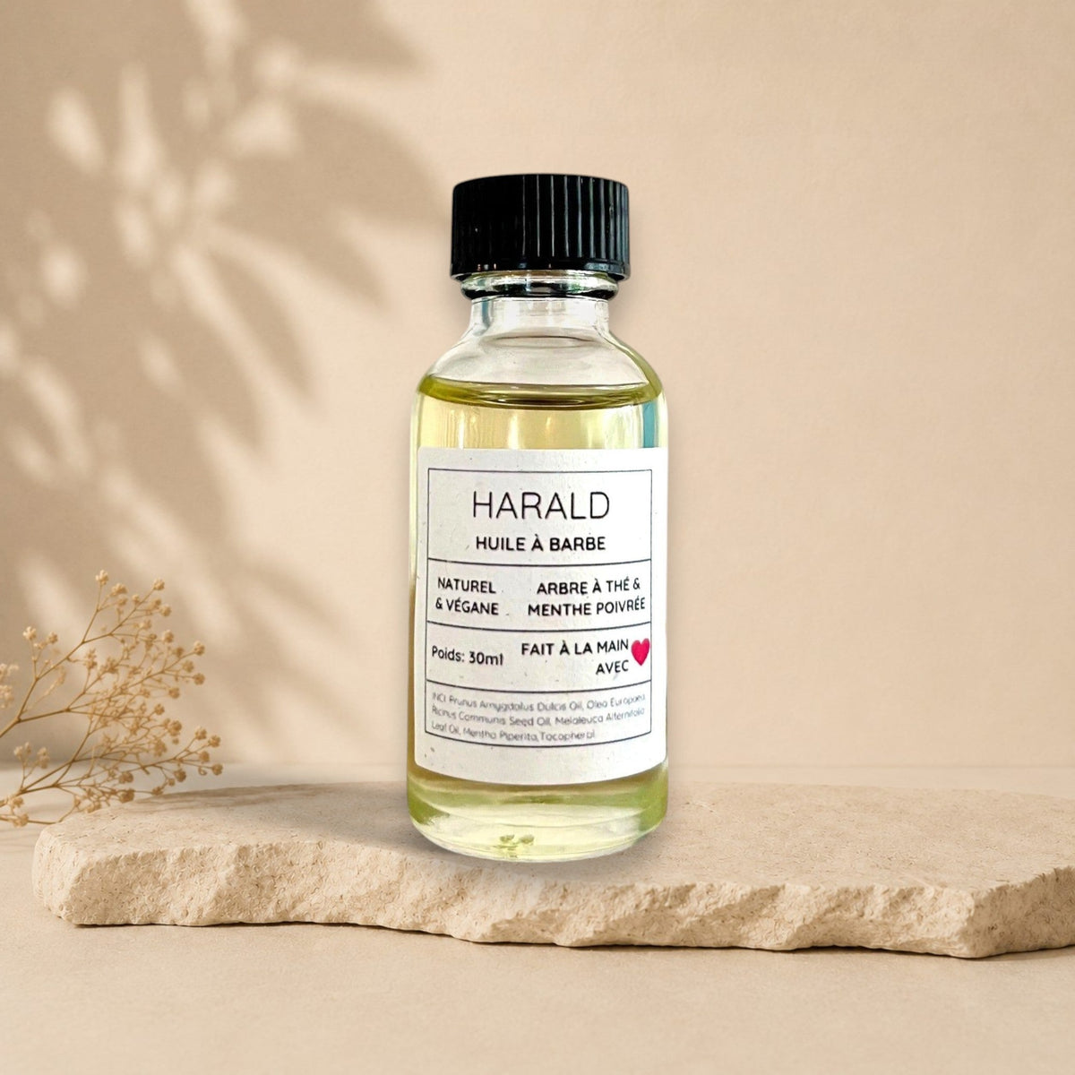 Barbe huile pour hommes de La Sultana Savonnerie, à l'arbre à thé et menthe poivrée, en bouteille avec flacon en verre.