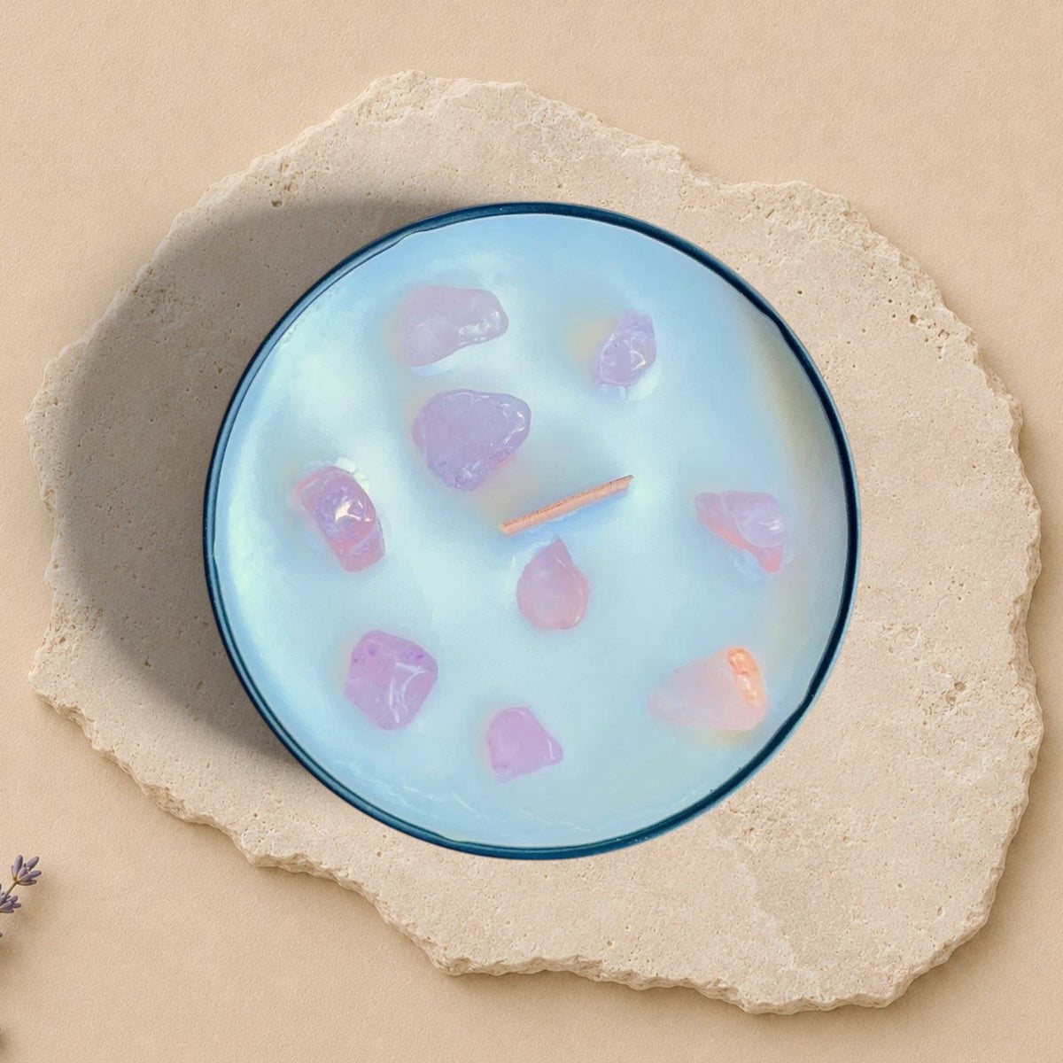 Soy wax candle with rose quartz, jasmine, and musk scent from La Sultana Savonnerie, featuring natural stones and a elegant design.