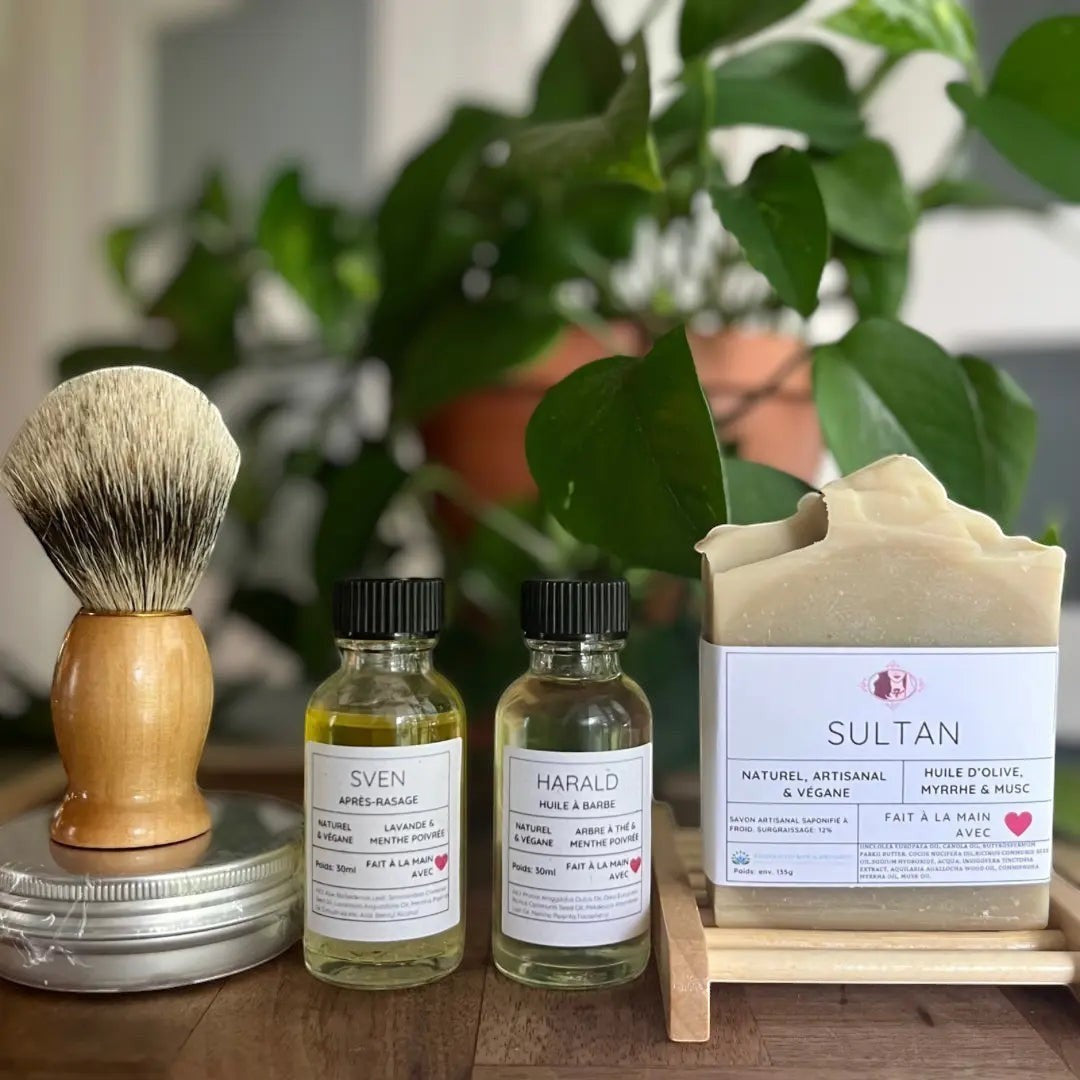 Huile à barbe pour hommes de La Sultana Savonnerie, à l'arbre à thé et menthe poivrée, dans un flacon en verre.