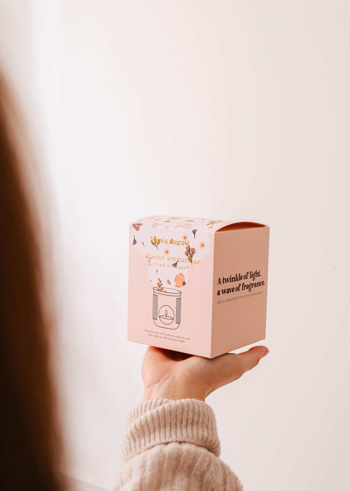 Mimi & August Lueur aromatic ceramic diffuser candle and oil warmer with a sleek, modern design and soft glow.