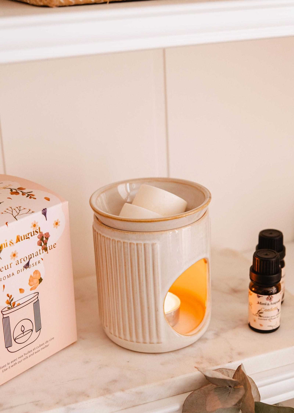 Mimi & August Lueur aromatic ceramic diffuser for candles and oils with a sleek, modern design and warm neutral finish.