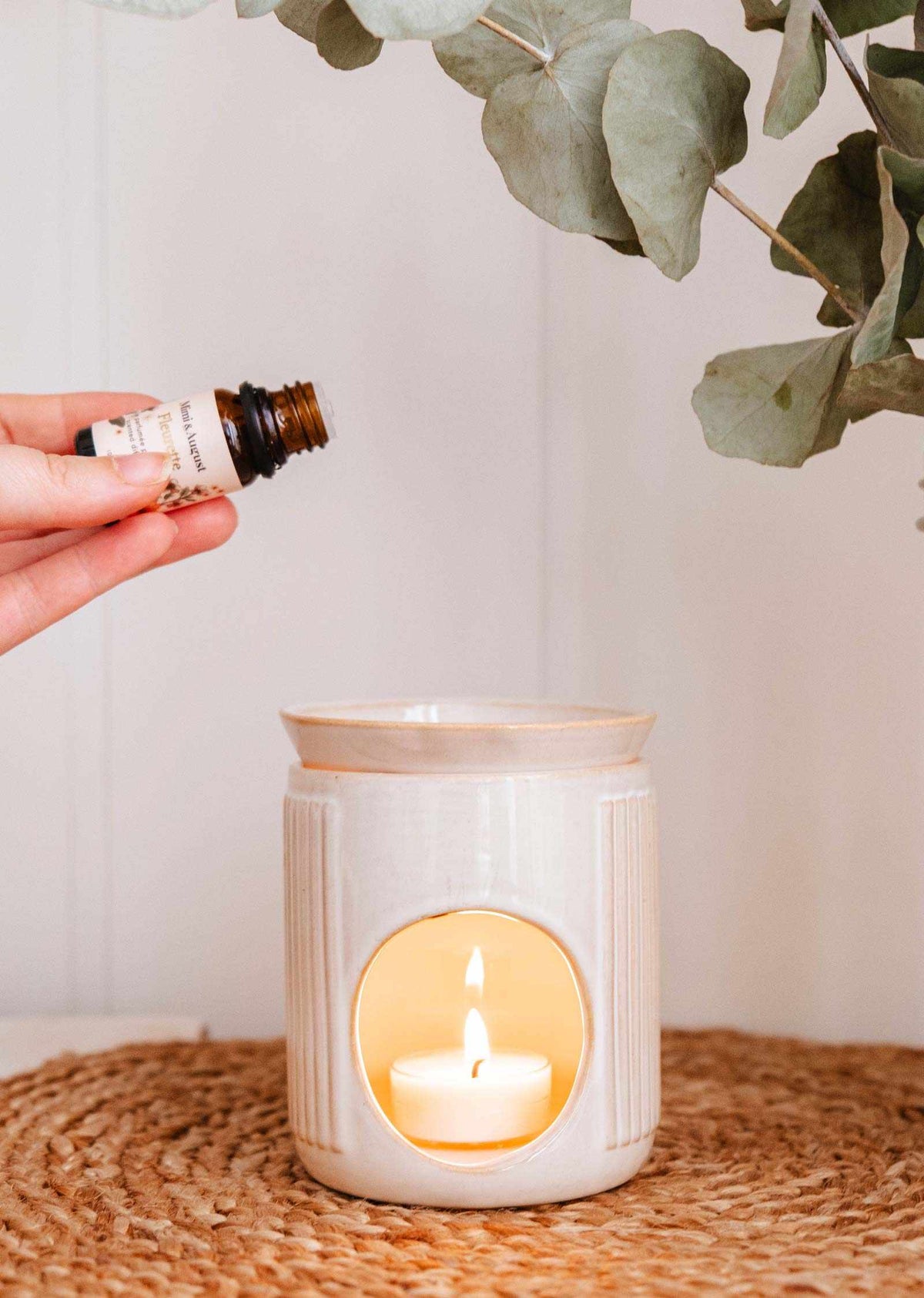 Mimi & August Lueur aromatic ceramic diffuser candle and oil warmer with a sleek, modern design and soft glowing light.