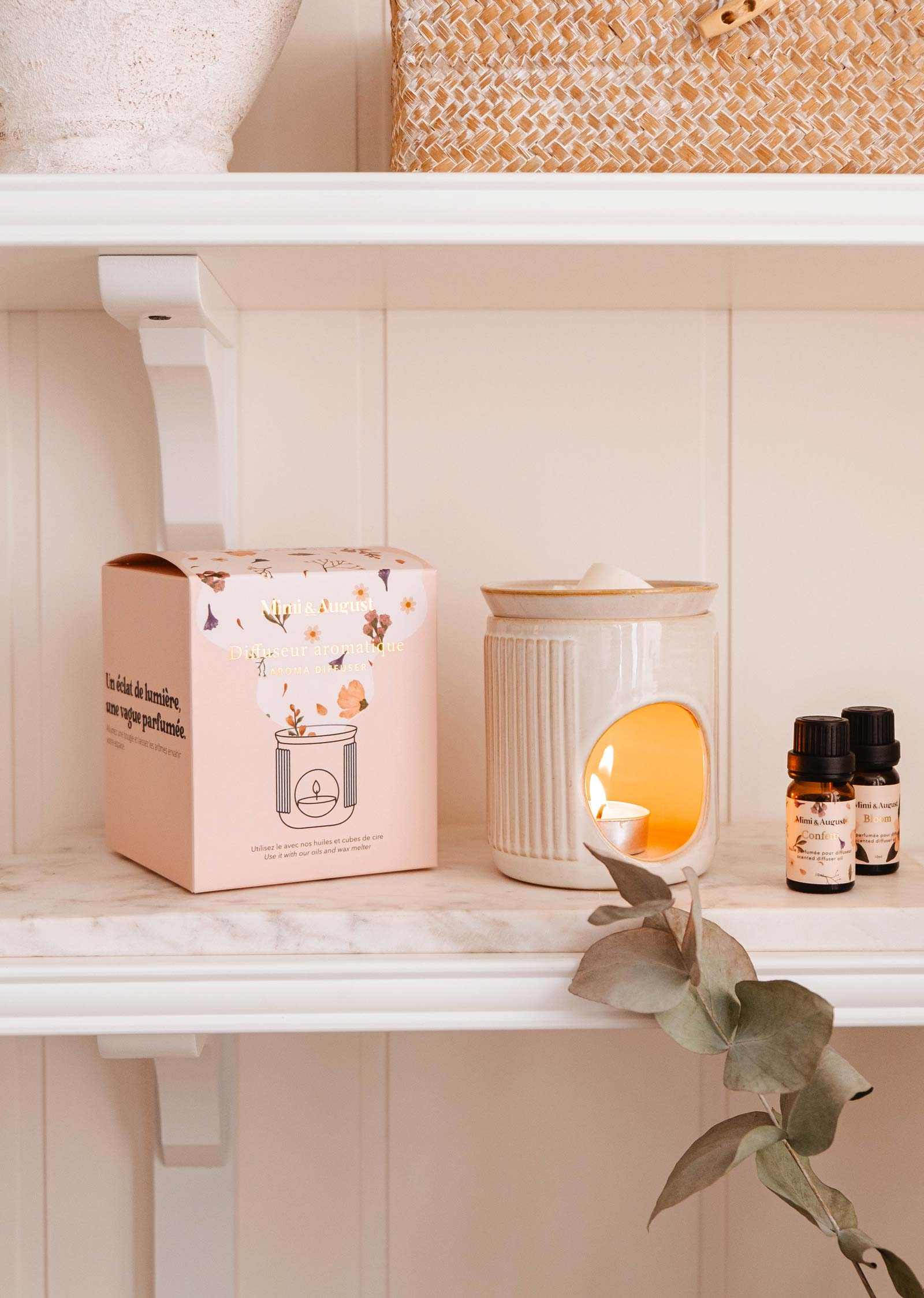 Mimi & August Lueur aromatic ceramic diffuser candle warmer with textured white ceramic design and soft lighting.