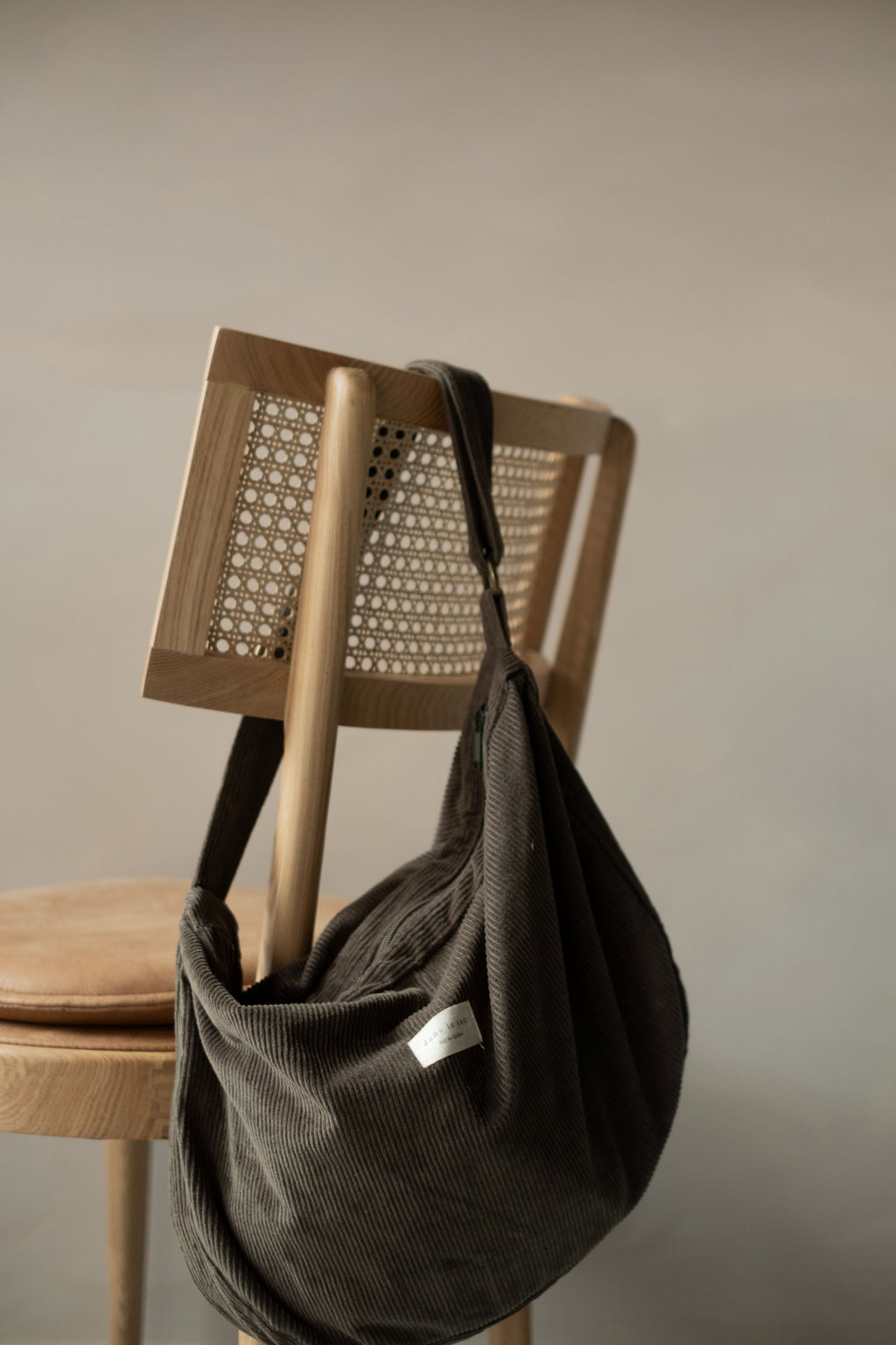 Reusable croissant corduroy bag with adjustable strap from Dans Le Sac, featuring a zipper closure and stylish design.