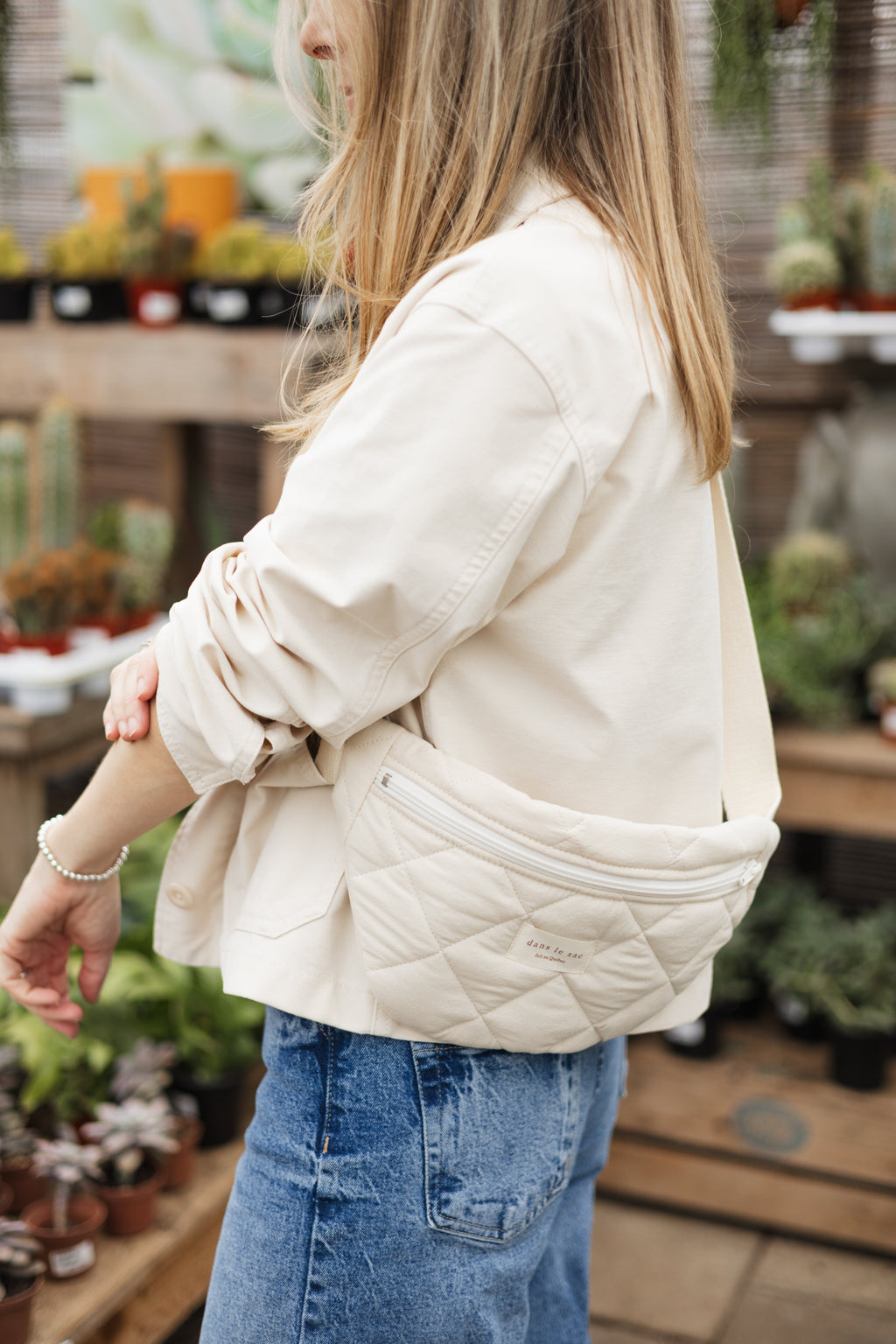 Reusable zipper-closure sac banane by Dans Le Sac, shown in a sleek, compact design ideal for daily essentials.
