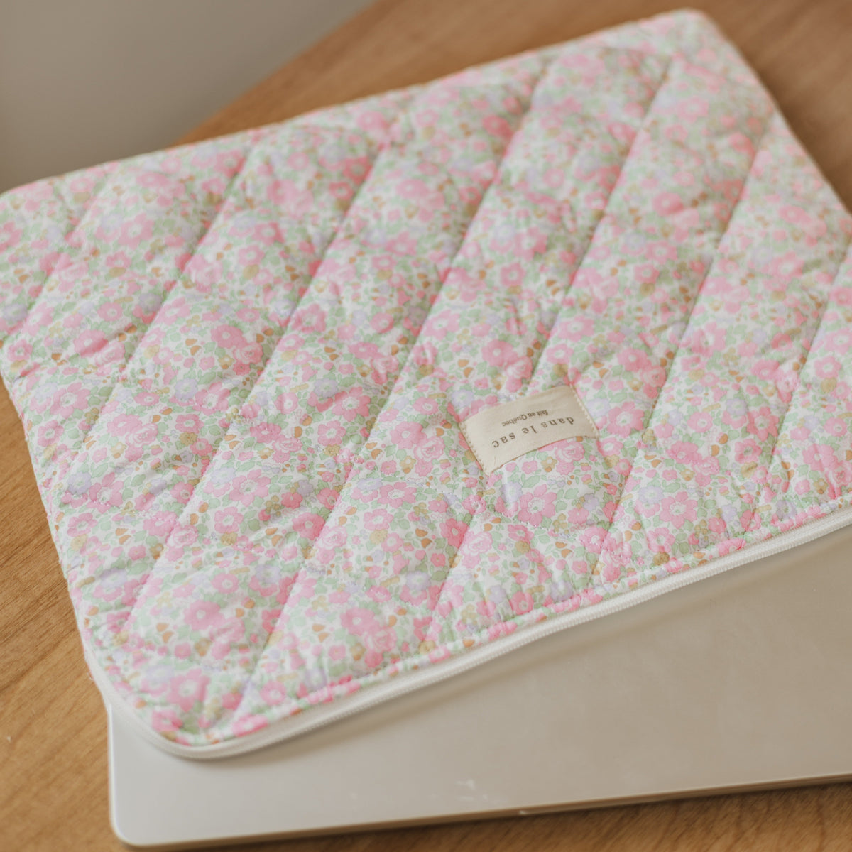 Tissu pochette pour ordinateur de Dans Le Sac, protection élégante et compacte pour laptop, avec fermeture sécurisée.