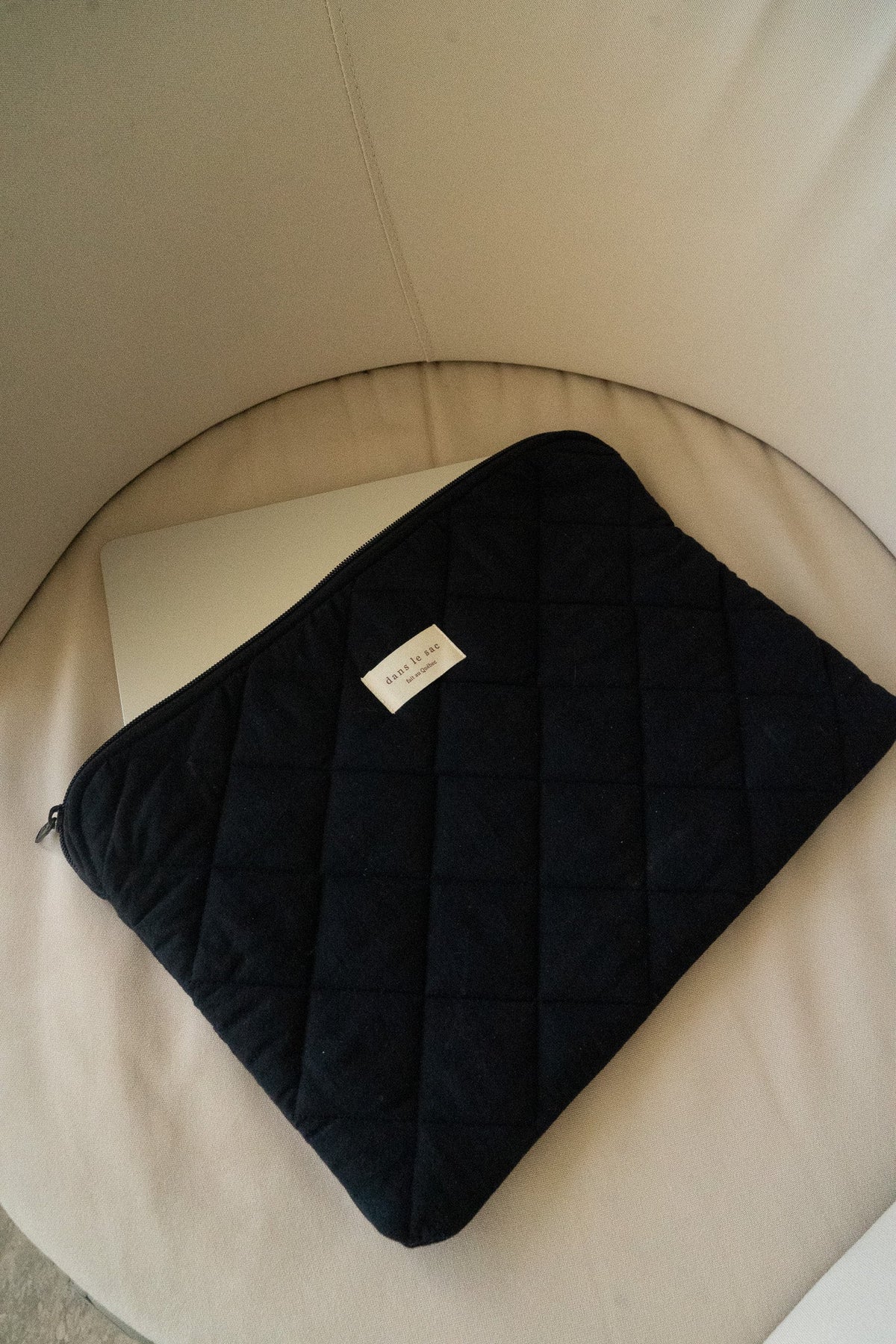 Tissu pochette pour ordinateur portable de Dans Le Sac, matelassée, fabriquée au Québec, pour protéger votre ordinateur.
