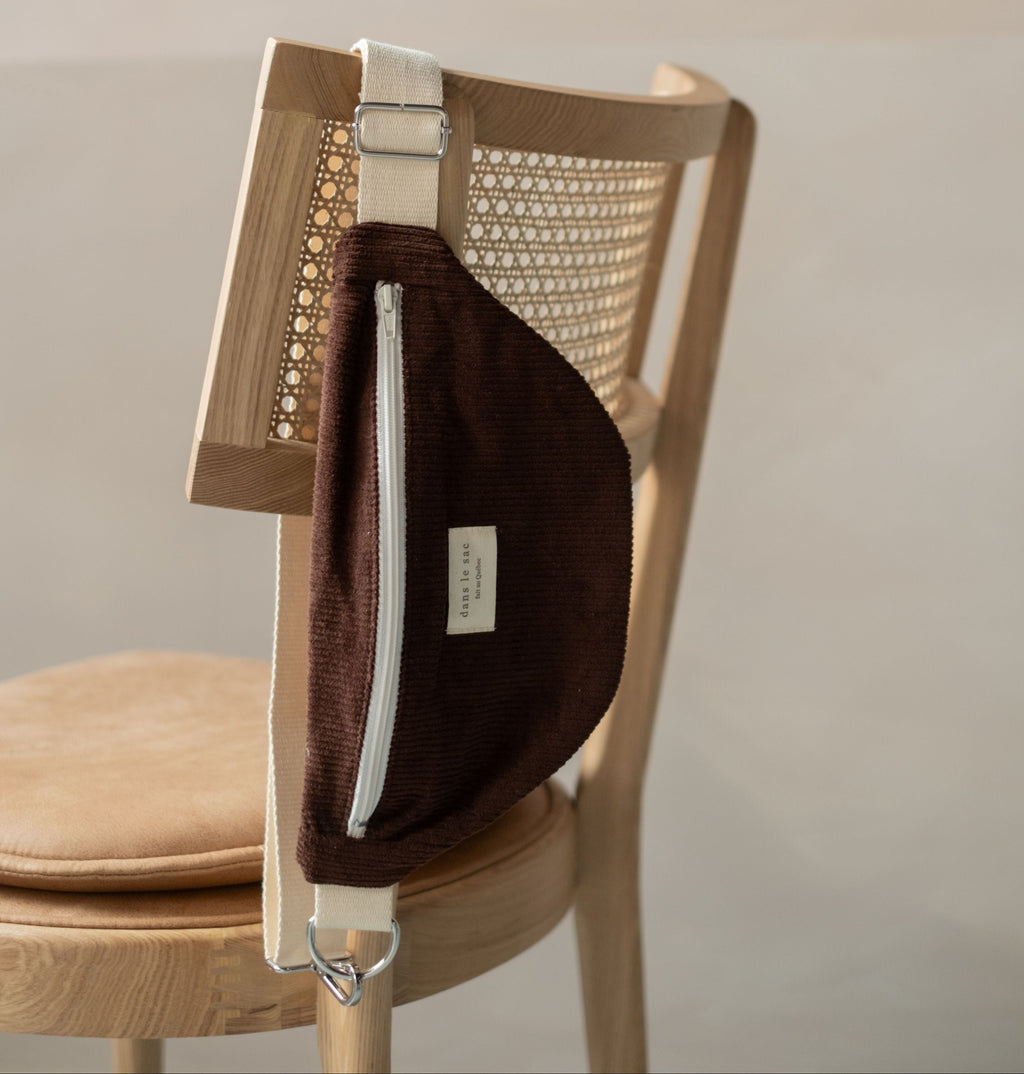 Reusable zippered corduroy waist bag from Dans Le Sac in espresso color, with a compact and stylish design.