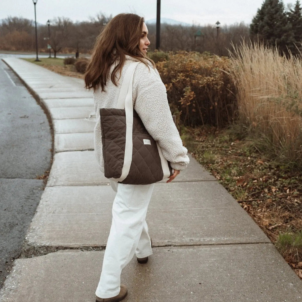 Recyclable quilted tote bag by Dans Le Sac, showing a stylish, padded reusable bag with handles for daily use.