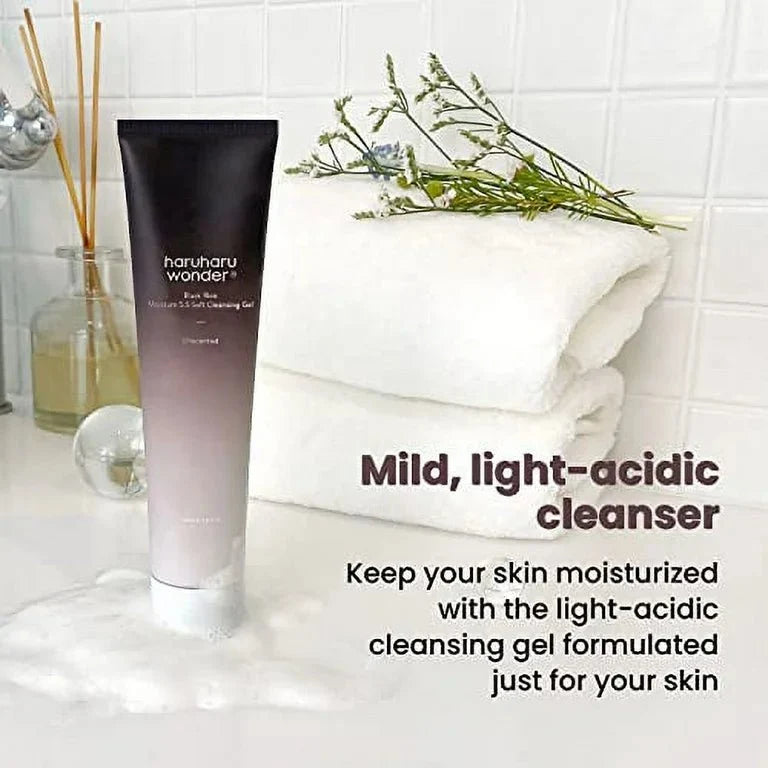Lakinza haruharu wonder Black Rice Moisture 5.5 Soft Cleansing Gel in 100ml bottle, featuring black rice extract for gentle cleansing.