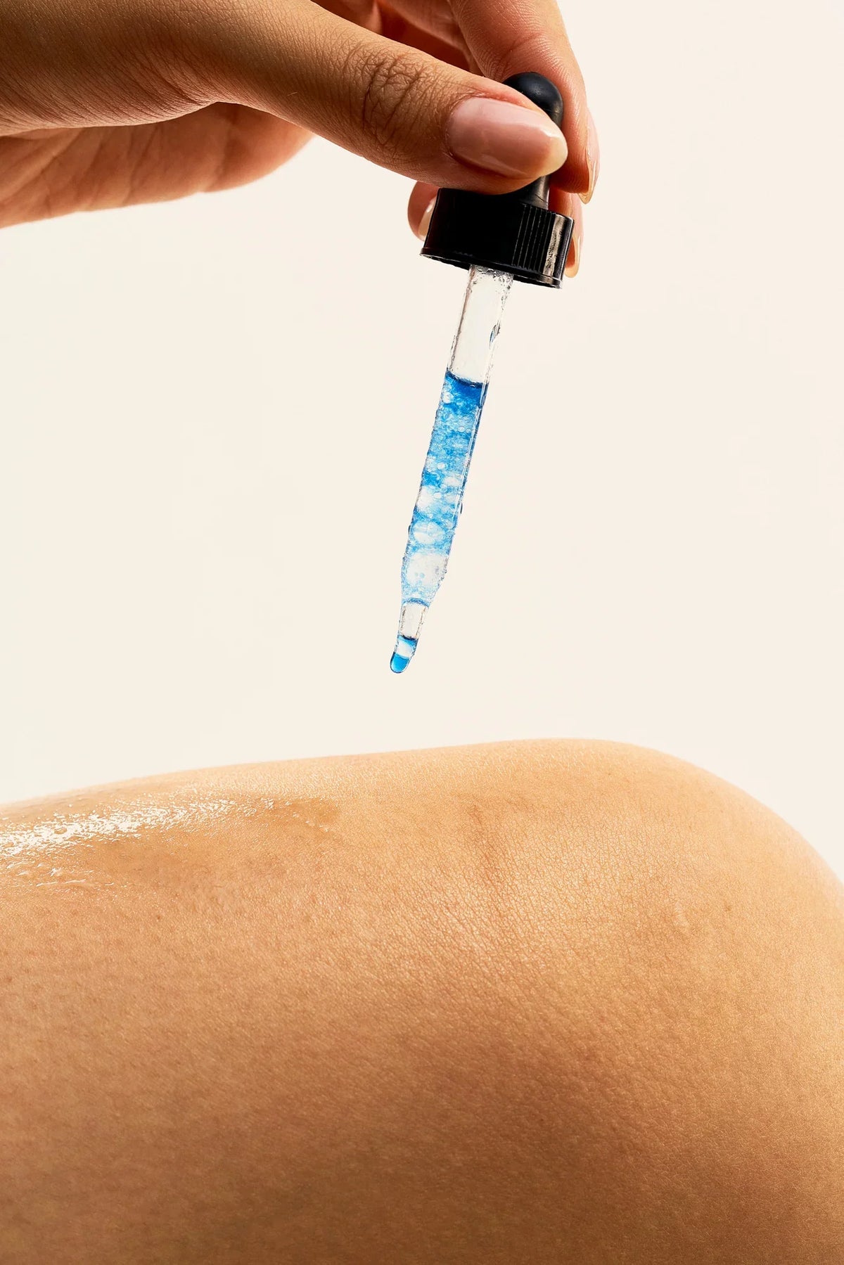 Peach and Cream® après shave aftercare in a sleek bottle, designed to soothe and refresh skin after shaving.
