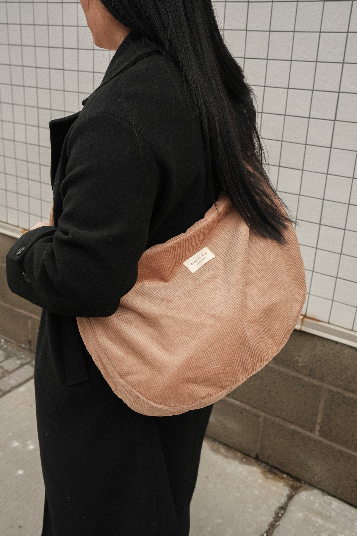 Dune corduroy shoulder bag with adjustable strap and zipper closure, reusable messenger style from Dans Le Sac.