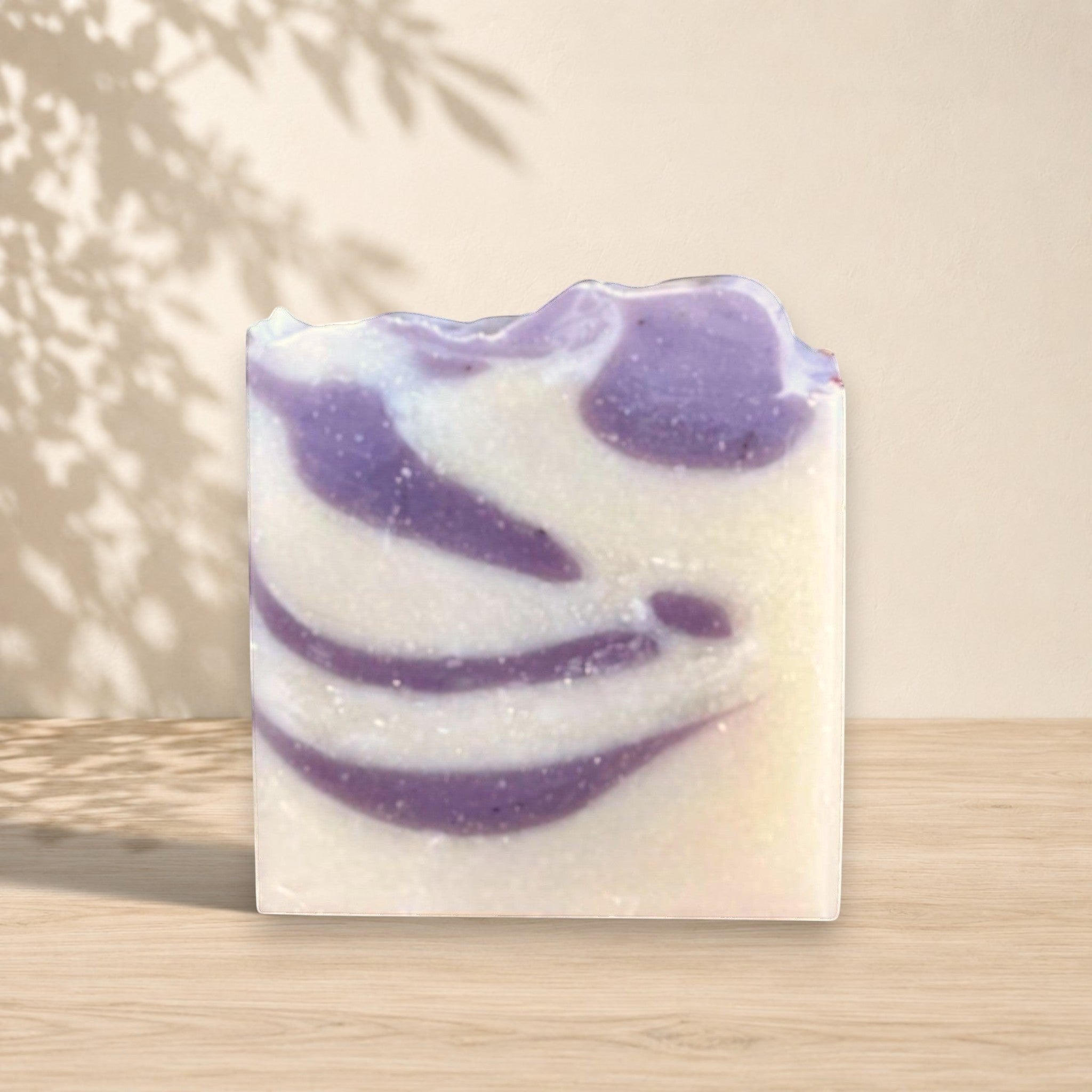 Natural clay soap by La Sultana Savonnerie with avocado oil and lilac, featuring a handmade, artisanal soap bar.