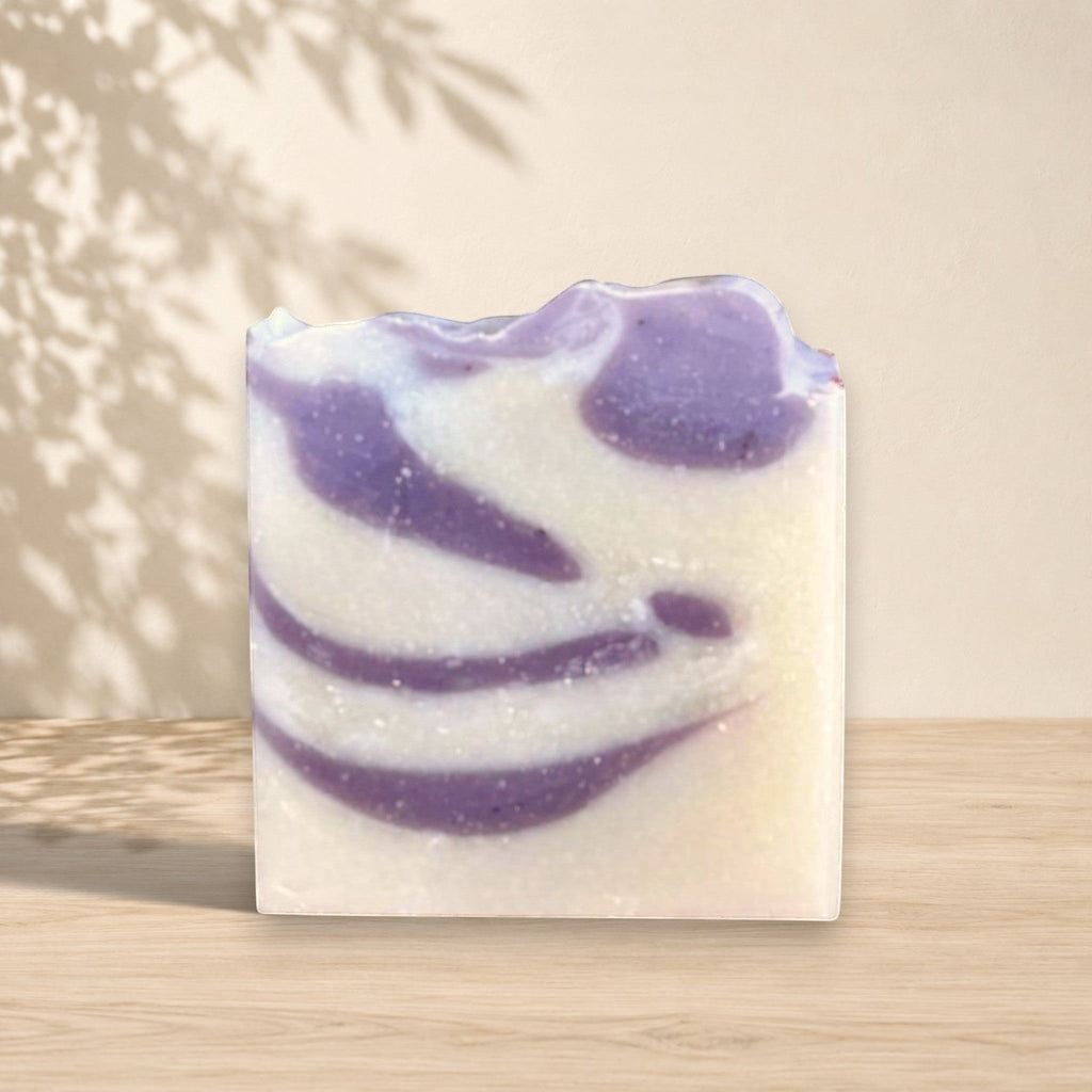 Natural clay soap by La Sultana Savonnerie with avocado oil and lilac, featuring a handmade, artisanal soap bar.
