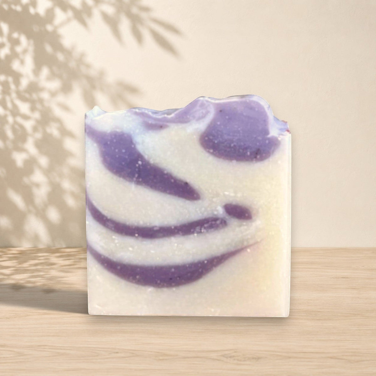 Natural clay soap by La Sultana Savonnerie with avocado oil and lilac, featuring a handmade, artisanal soap bar.